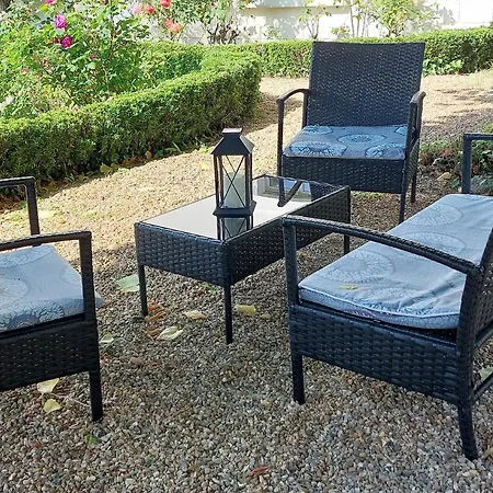 Le Clos Des Roses Bed & Breakfast 3*